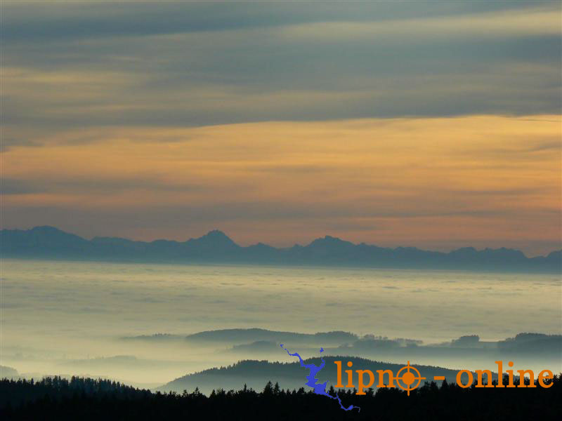Nádherný pohled na Alpy a údolí před nimi pod mlhovým polštářem. Nafoceno 25.11.2006