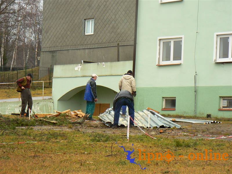 Npor vtru vyrval kus stechy na jednom z dom v Lipn nad Vltavou