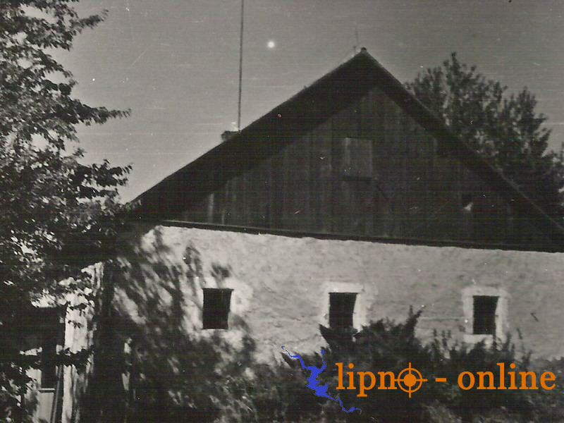 Fotografie zachycuje jedno z pvodnch staven v obci Lipno nad Vltavou