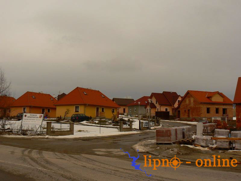 Rodinn domy vyrostly na louce u komunikace na Milnou (ernou v Poumav)