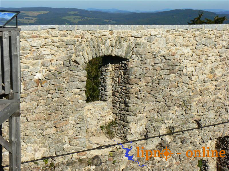 Ochoz zachycen z vyhlídkové plošiny uvnitř hradu.
