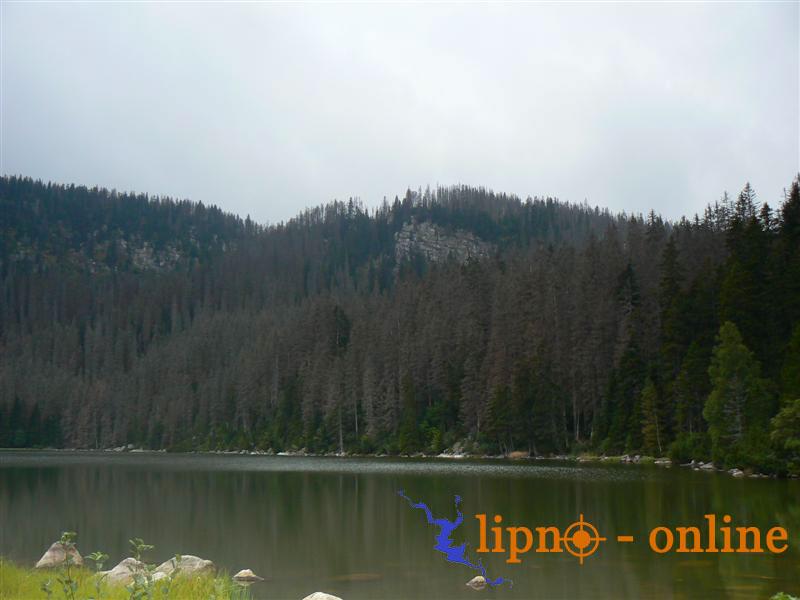Skalní masív a vodní hladina<br />z hráze Plešného jezera.