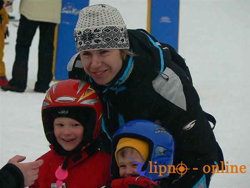 Kateina Neumannov se fotografuje s dtmi <br />ve Skiarelu Lipno - 02.02.2008