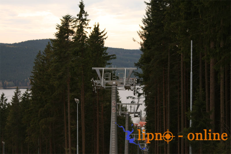 Prostor pro lyžování na Jezerní sjezdovce se rozšířil díky odstranění původní lanovky ze svahu.<br /> Pro novou lanovku se udělal již samostatný průsek. 