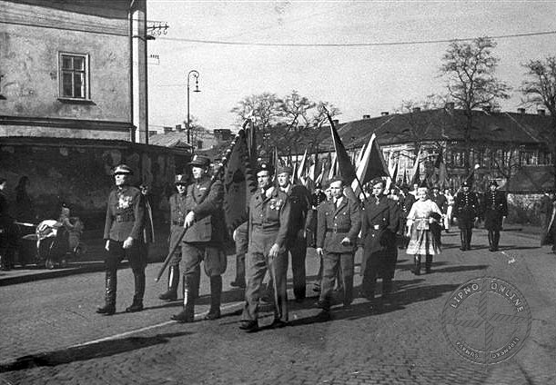Oslavy 1. mje 1946 v Lomu, Josef Scho jde v ele - z archivu Pavla Mrtla