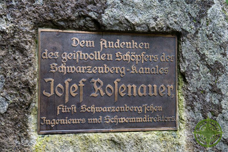 Detail pamtn desky na Rosenaurov pomnku.