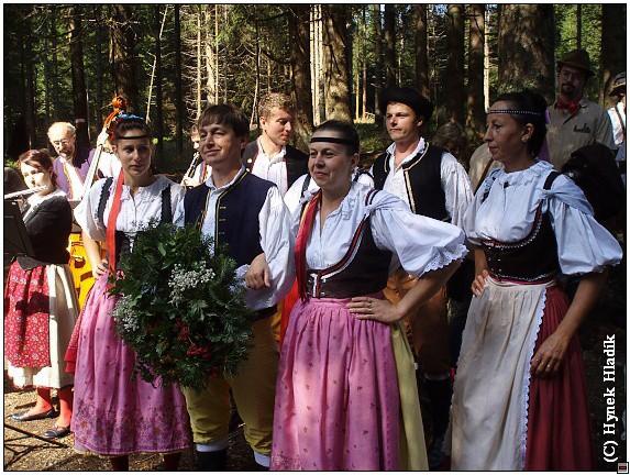 Členové folklórního sdružení předávají věnec řediteli <br />Hynku Hladíkovi - Ježová / Iglbach 19.09.2009