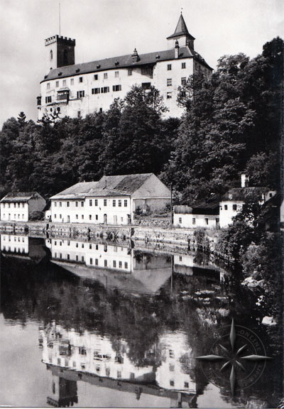 Záběr na hrad z mostu přes Vltavu 