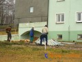 Nápor větru vyrval kus střechy na jednom z domů v Lipně nad Vltavou