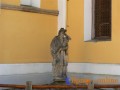 Socha sv. Jana Nepomuckého je situována ve výklenku kostela nedaleko vchodových dveří.