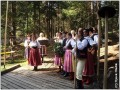 Členové folklórního sdružení předávají věnec řediteli <br />Hynku Hladíkovi - Ježová / Iglbach 19.09.2009