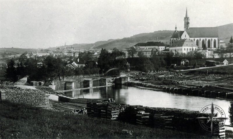 Pohled na areál kláštera z levého břehu Vltavy