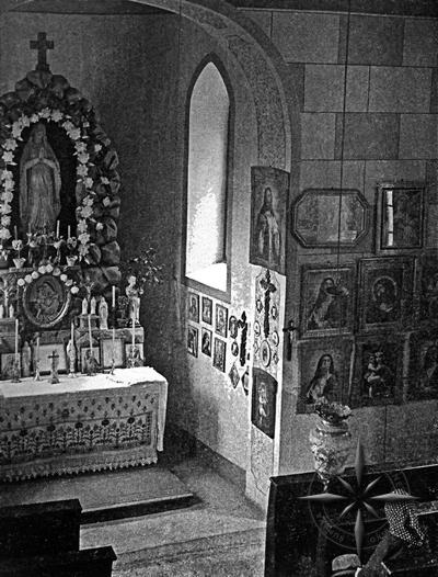 Pohled na interiéry kaple. Na oltáři je vidět socha Panny Marie Lurdské, <br>kterou dnes můžou lidé spatřit v kostele nejsvětější trojice v Srní.
