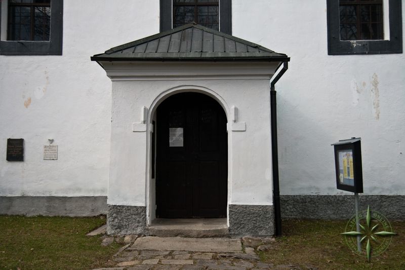 Vchod pro návštěvníky kostela je na jižním boku