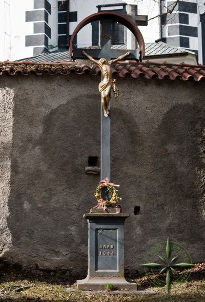 Je Kristus u kosteln zdi na jihovchodn stran kostela