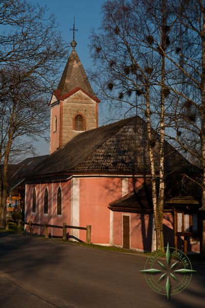 Krásný vesnický kostelík 