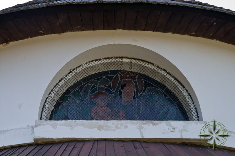 Ve votivnch oknech jsou vyobrazeni patroni na vlasti <br>a Panna Marie