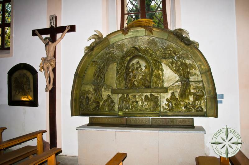 Unikátní skleněný oltář v kostele sv. Vintíře