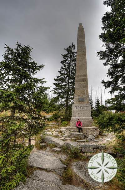 Obelisk od vyhldky u pomnku