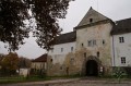 Stezka začíná u Rožmberské brány kláštera ve Vyšším Brodě