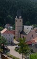 Takto je možné kostel spatřit z mostu u hradu Rožmberk
