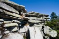 Vrchol Trojmezné hory tvoří společenství několika skalních útvarů