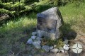 Jako i u jiných šumavských pomníčků, i u tojo na Františkově se začínají hromadit šišky od turistů