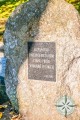 Součástí pomníčku je i kámen s informační deskou